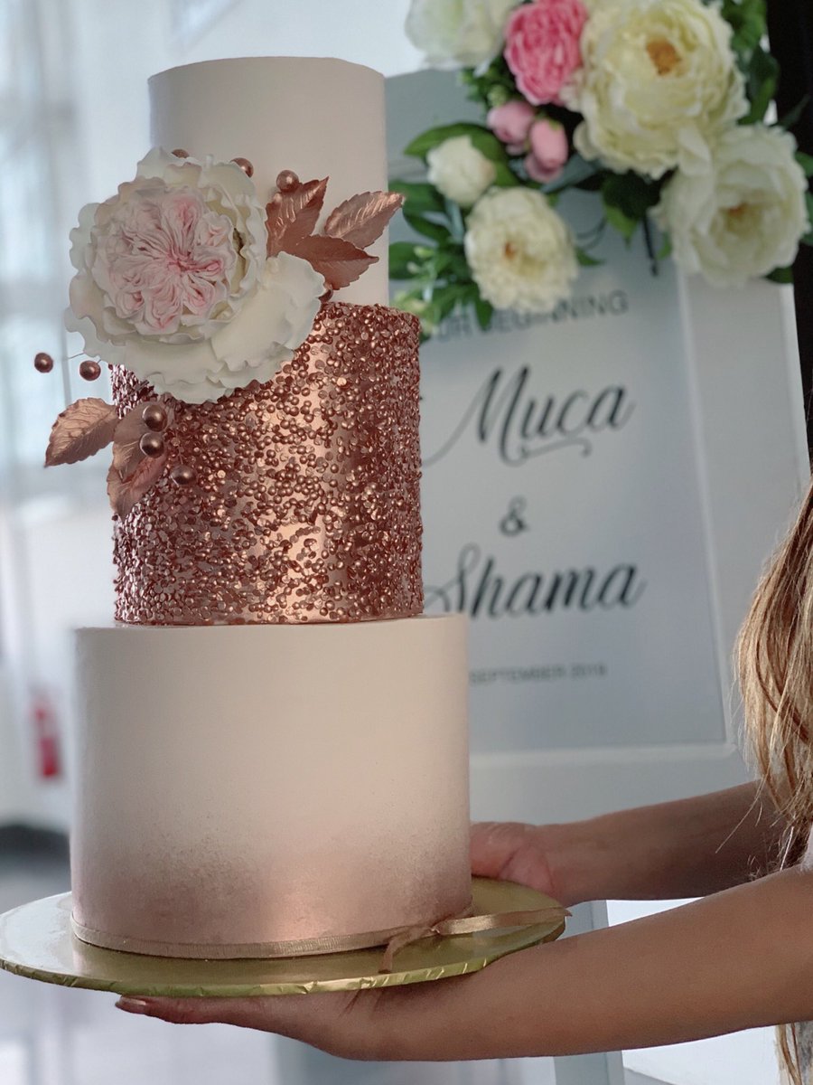 Rose gold sequin cake 
#cakelovers #maldiveswedding #maldives #weddinginmaldives