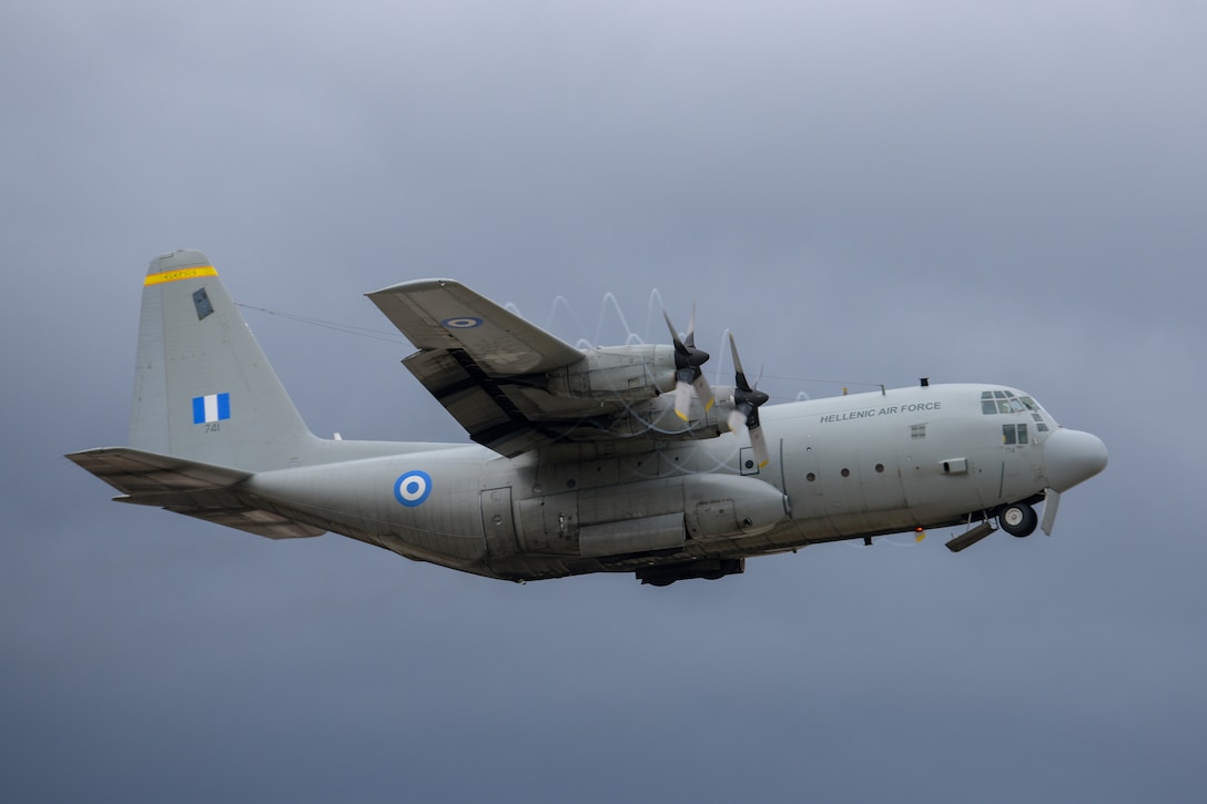 landingsgr's tweet photo. Left picture (⬆️above post⬆️) shows #USAF #31stFW personnel boarding #HellenicAirForce #C130H t/n 741 of #356Mira that assisted #Iniochos2021 air bridge. Seen  in this picture 6/4/2021 t/o from @AirAviano #LIPA.
https://t.co/UvlkpfCt2L
📷Airman 1st Class Brooke Moeder https://t.co/OQZFRqZewo