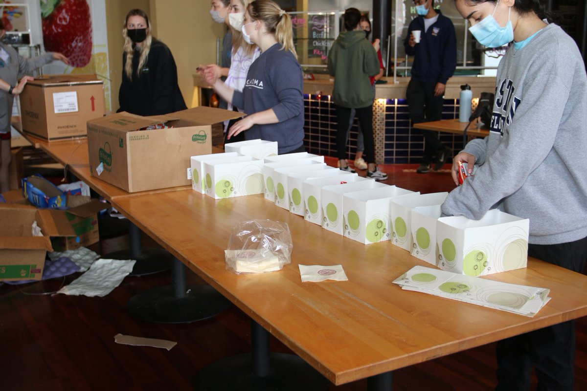 OUCampusDining's tweet image. Meal prep party! A total of 600 breakfasts and 1,750 boxed lunches are packed up and ready for the The Big Event tomorrow. 👏😄