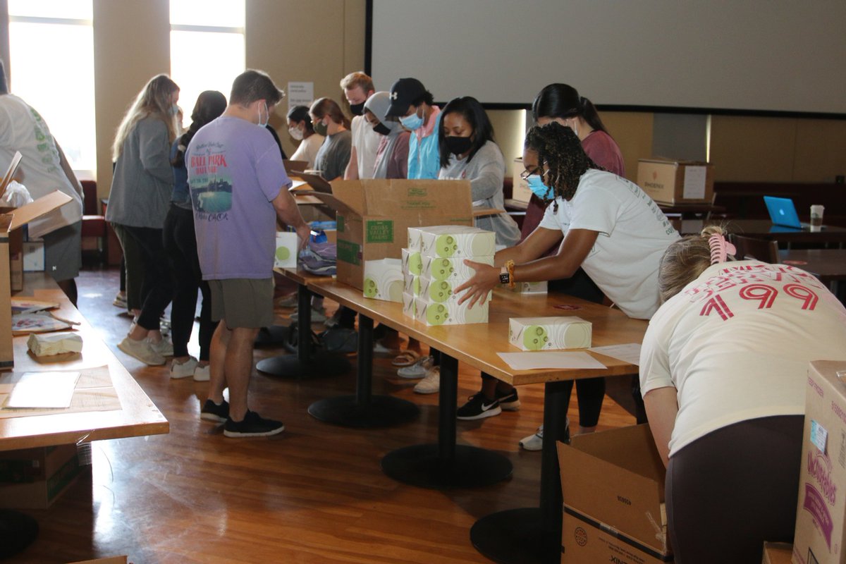 OUCampusDining's tweet image. Meal prep party! A total of 600 breakfasts and 1,750 boxed lunches are packed up and ready for the The Big Event tomorrow. 👏😄