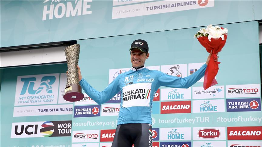 tourofturkiye's tweet photo. 2 days to go: Eduard Prades claimed turquoise jersey at #TUR2018 and celebrated his first GC win after 5 years break.
Son 2 gün: #TUR2018'de turkuaz mayonun sahibi olan Euard Prades, profesyonel kariyerinde 5 yıl sonra ilk genel klasman şampiyonluğunu yaşamıştı. #TUR2021 https://t.co/7u7zQkcCzB