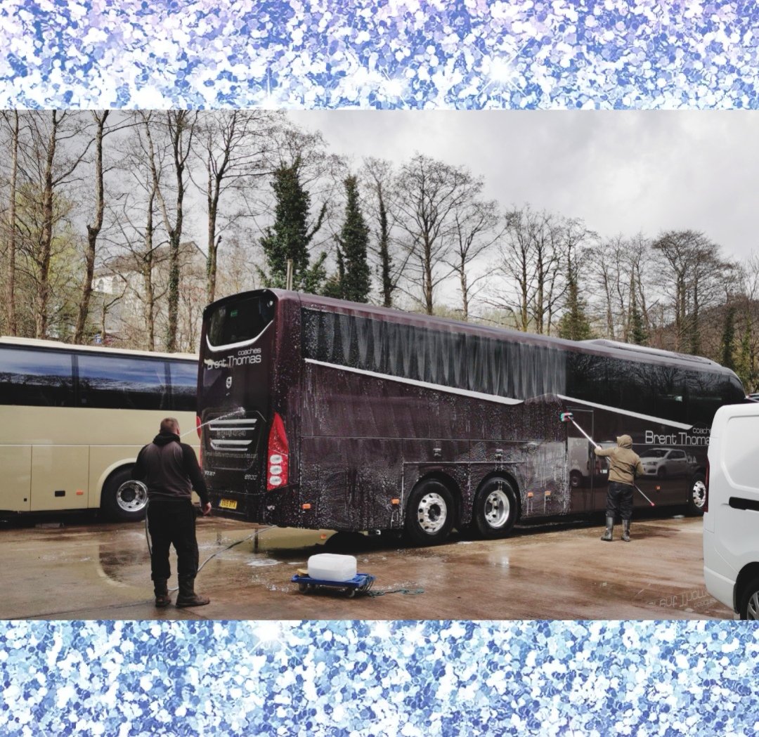 BThomasCoaches's tweet photo. It's all hands on deck when there's cleaning to be done. https://t.co/69Zu0pr5Ki