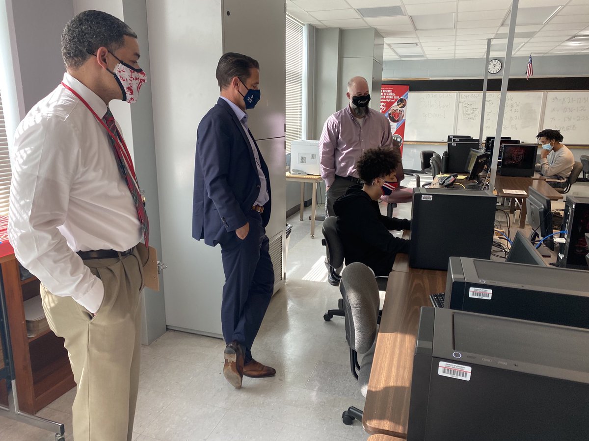 JCPSSuper's tweet image. Great visit to ⁦@BTHS_Bears⁩ today.  All American Asst. Principal Rob Reedy sported some unique fashion choices. And the cyber security class is getting students primed for tech jobs. Good stuff. #JCPSReturn #WeAreJCPS