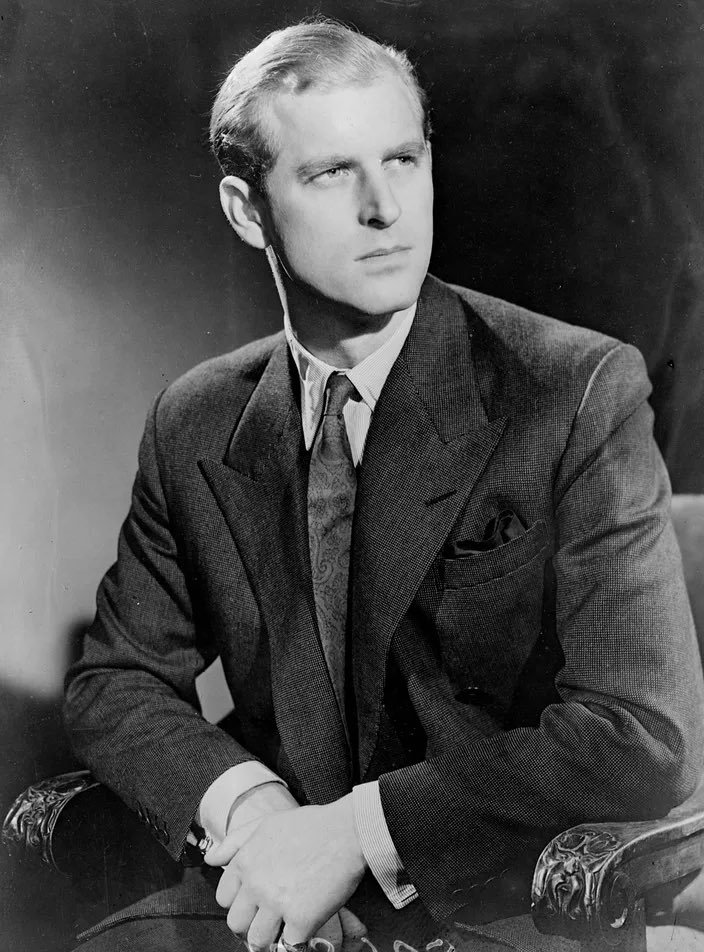 QCM_Media's tweet photo. #bonus 

Le Prince Philip, duc d’Edimbourg, et mari de la reine Elizabeth II est décédé ce vendredi à l’âge 99 ans. Il était marié à la reine d’Angleterre depuis 1947. https://t.co/N1Bl9IGny6