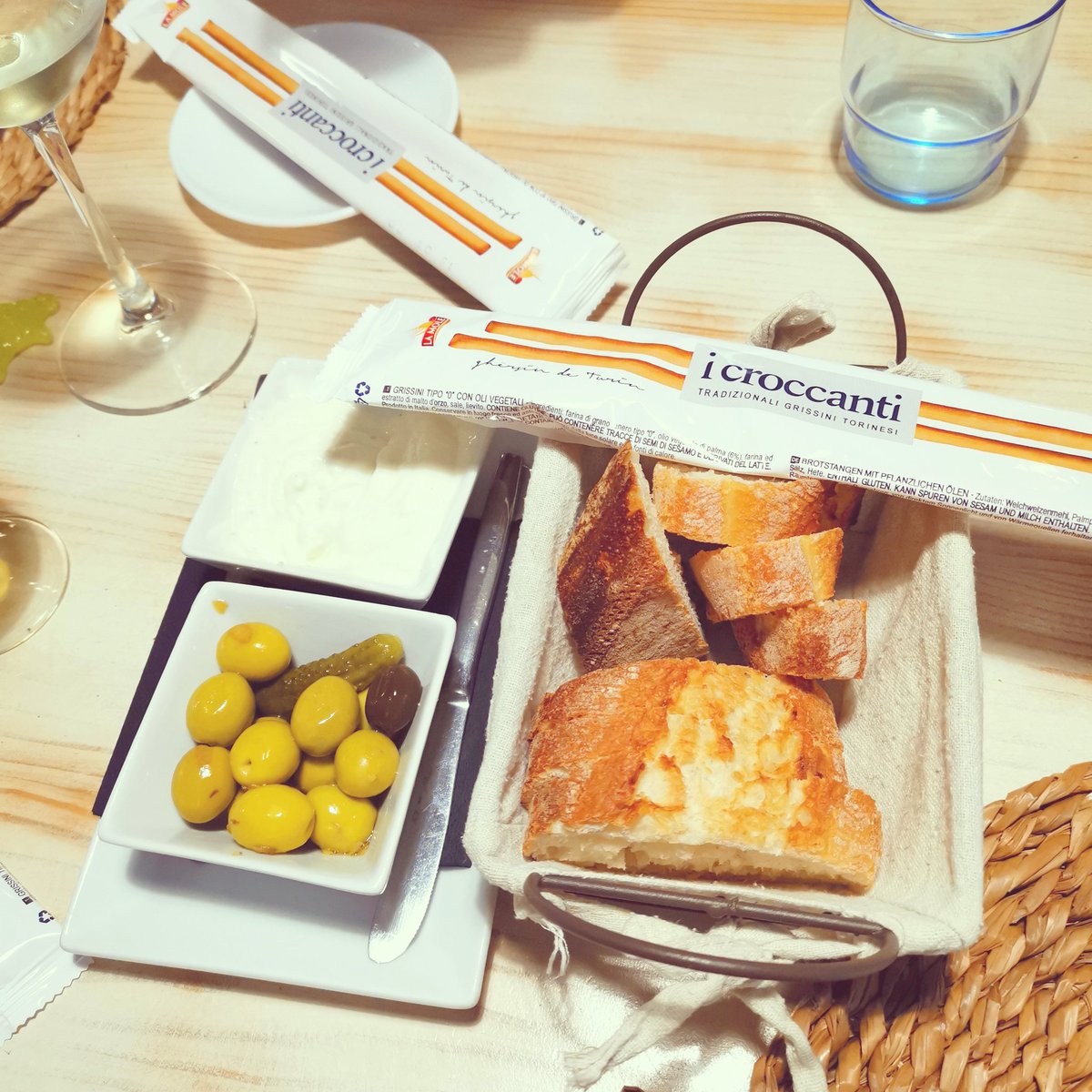 Every good meal should start with bread and aioli 😋❤️
Who agrees?

#foodiefriday  #givemeallthebread #portdepollença