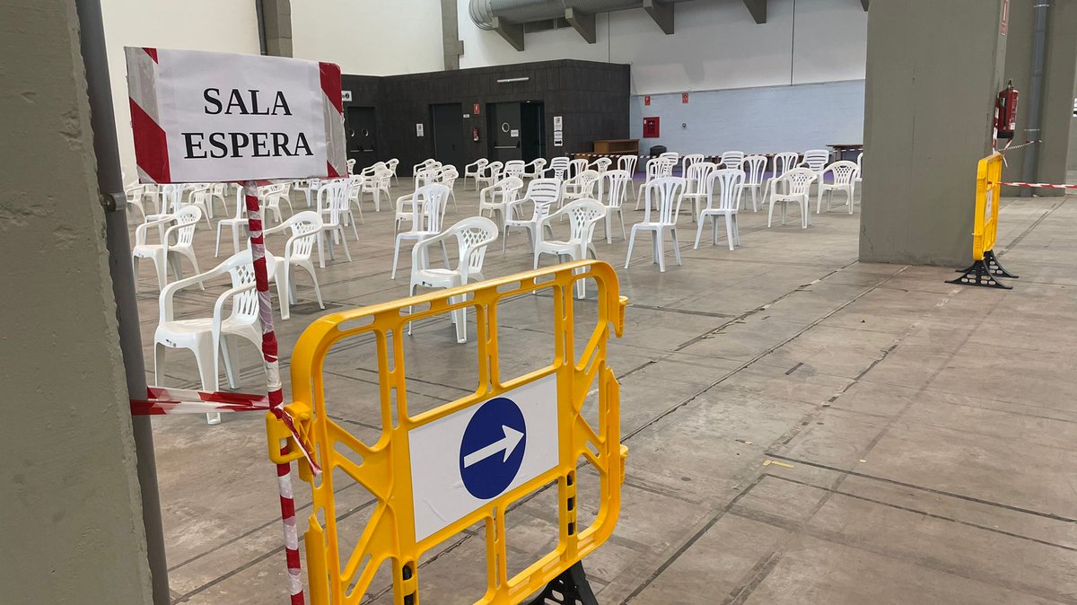 AreaSaludMerida's tweet photo. Si has nacido en 1️⃣9️⃣5️⃣6️⃣ y eres del Área de Salud de Mérida mañana tienes una cita en IFEME ( Mérida) o Palacio del Vino (Almendralejo). 
No faltes, te esperamos!!
#Todopreparado #YoMeVacuno https://t.co/6qfQlXg7Us
