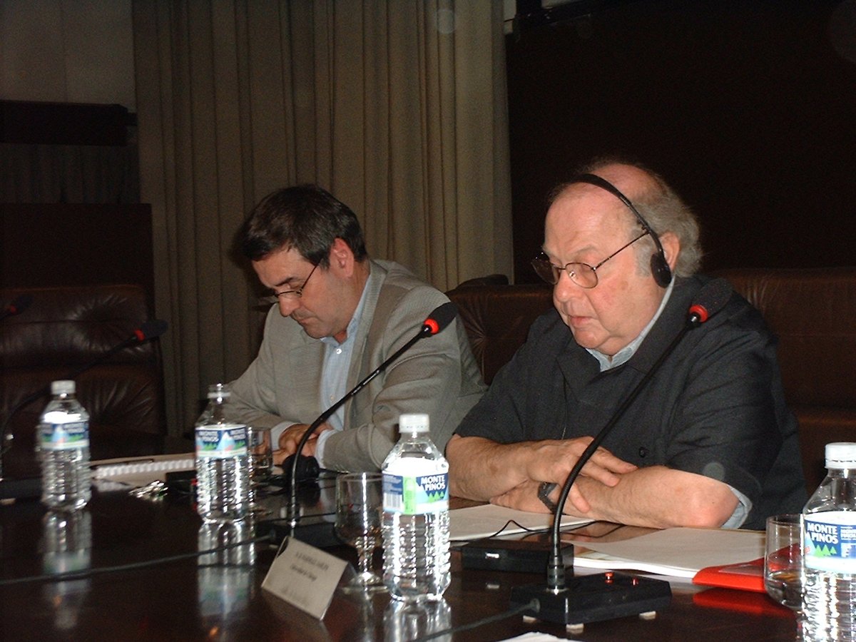 Despedimos este viernes con una imagen singular, que pasará a formar parte de nuestro recuerdo y de la historia de la Antropología. Marshall Sahlins y José Luis García en una conferencia en Madrid, hace ya años. Siempre presentes aunque ya no estén.
¡Disfrutad del fin de semana!