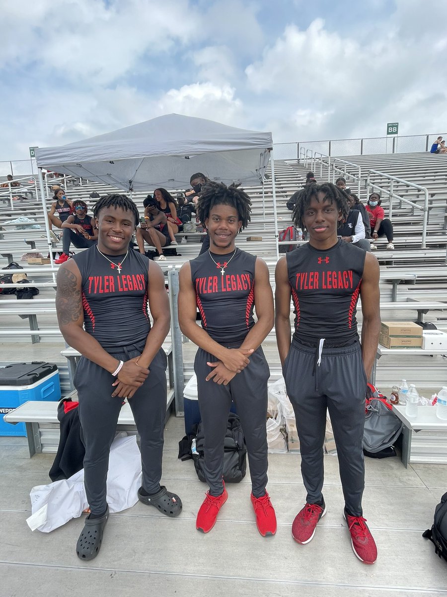 Boys 4 x 200 qualified for area with a time of 1:31:11