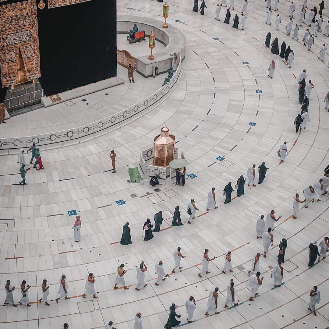 "من ذا يقرّبني لمكة ساعةً ؛
أرتاحُ فيها من عناءِ نهاري. "