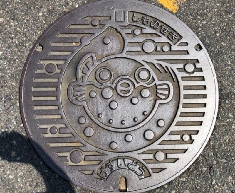 Fukuoka_leapup's tweet photo. 街のあちこちで見かけるマンホール蓋
地域の名産品やご当地キャラがデザインされマニアにも人気✨
その6割は福岡の日之出水道機器の製品🧑🏭
100年培った技術を活かしつくられたインテリアや文具にも注目‼️
https://t.co/8sOSc3yZBj
#福岡発ブランド #HinoLabM #ご当地マンホール https://t.co/0MLDkoV7p9