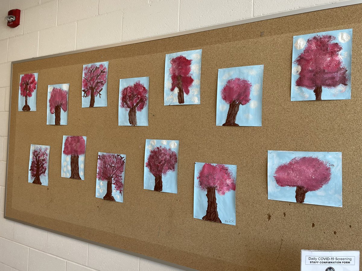 Today we painted cherry blossom trees... using BROCCOLI🥦! Look how beautiful they are!! 🌸🌸
