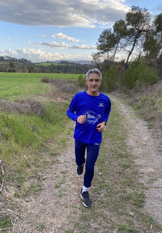Arcadi42's tweet photo. Abans quan corria tranquil anava a 5. Ara vaig a 6. Abans en dues hores i mitja feia 30 km. Ara 25. Abans era jove. Ara no però continuo corrent, i això és el que compta... https://t.co/mSHAN9DaCb