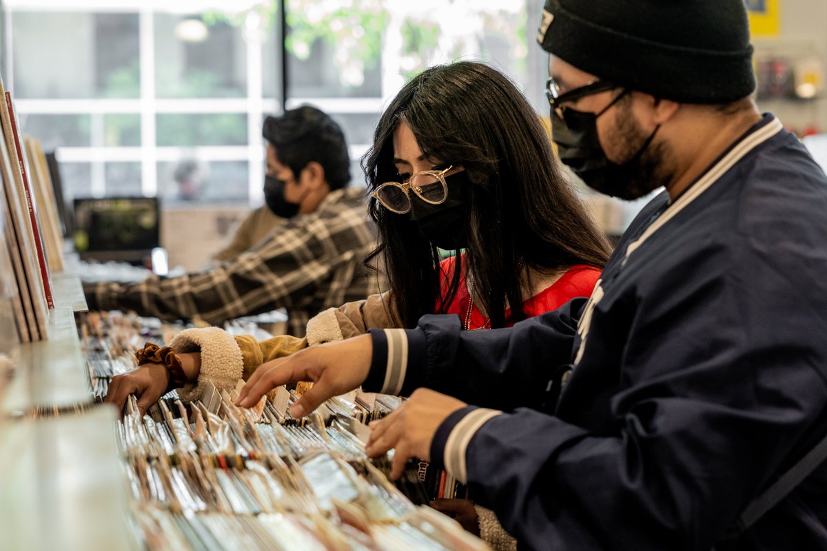 After a year of dealing with the pandemic, people aren’t willing to live differently anymore. Restaurants are filling up again; some music venues are opening; people are booking air travel in numbers not seen since before the pandemic  https://trib.al/M7DZE60&q...