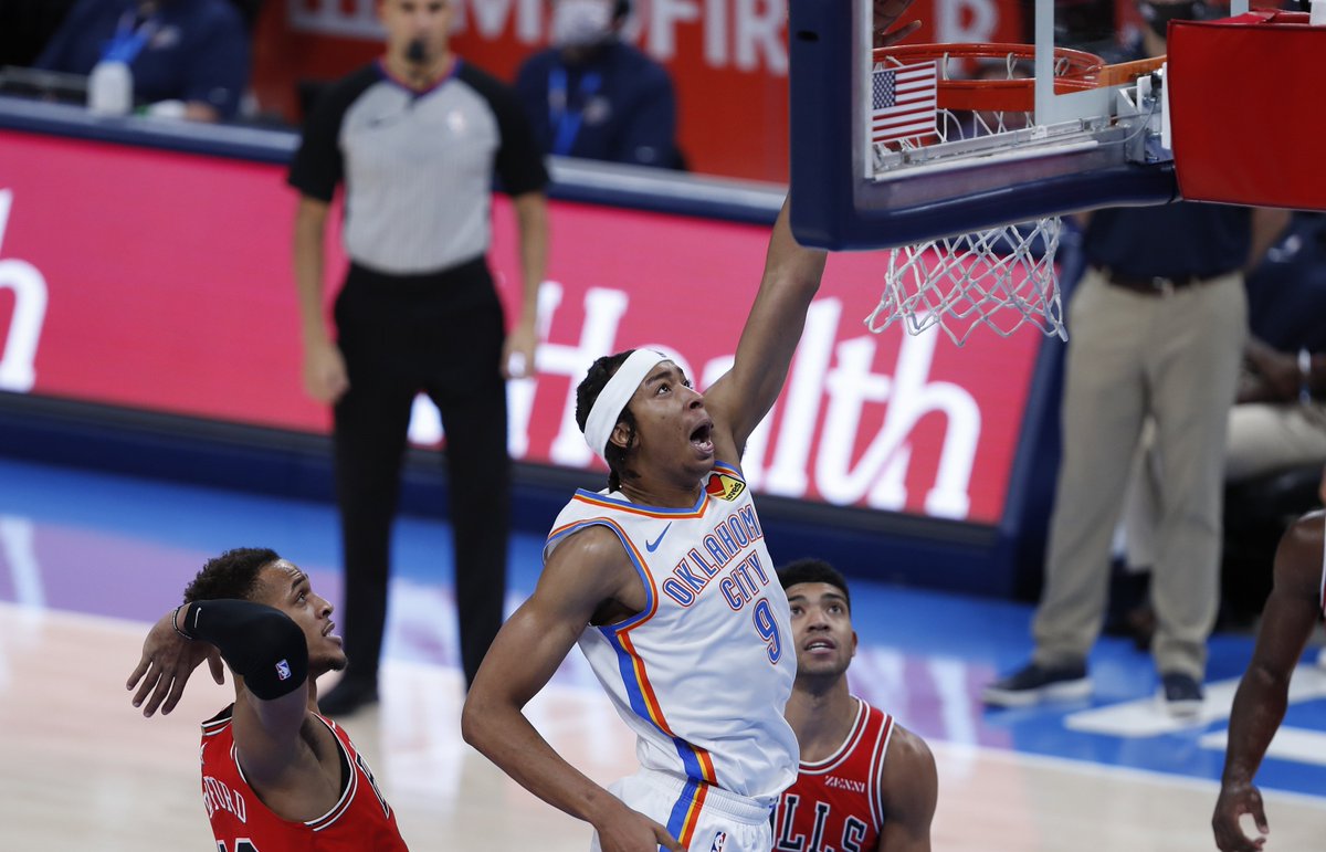 con 26 años. Deja todo en cada jugada. Buen defensor. Tiene sus recursos ofensivos. Es una pieza que va a permanecer en OKC para el futuro.- Moses Brown. También undrafted. Está MUY verde, pero es una de las apuestas para jugar de pivot. Rebotea bien, define abajo del aro. Le