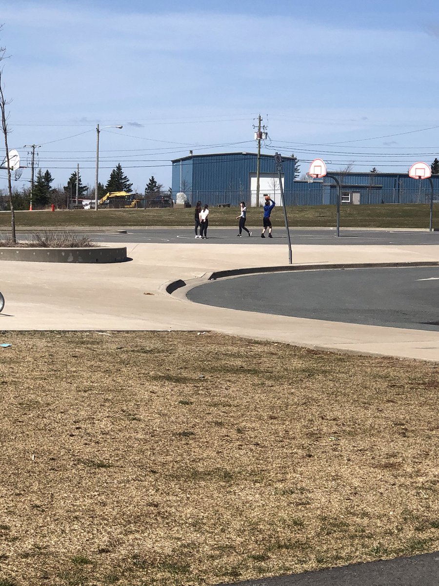 MissVanessaPike's tweet photo. When Mother Nature gives you ☀️ , you take advantage of it! @islandviewhigh #ladderball #basketball #hopscotch #spikeball #PhysEd https://t.co/NgpZOYc5wL