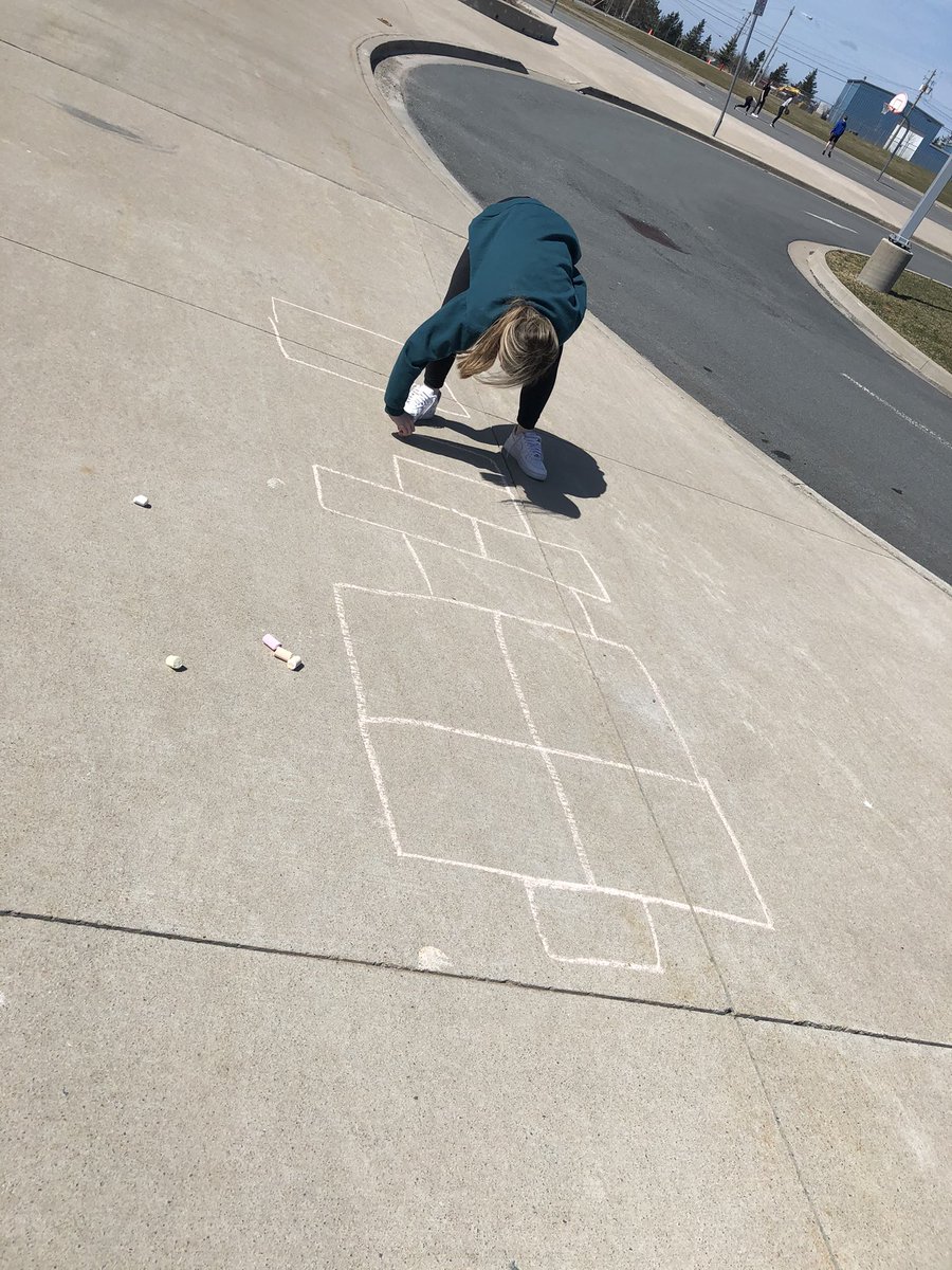 MissVanessaPike's tweet photo. When Mother Nature gives you ☀️ , you take advantage of it! @islandviewhigh #ladderball #basketball #hopscotch #spikeball #PhysEd https://t.co/NgpZOYc5wL
