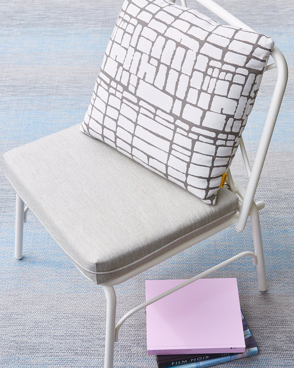 StoriModern's tweet photo. Add some extra comfort to your chairs with our #Chicago Outdoor Throw Pillow. Whether you’re chillin’ or chattin’, it’ll always have your back. 😌

https://t.co/mgyH8uwwx0 https://t.co/DEvTEiFZou