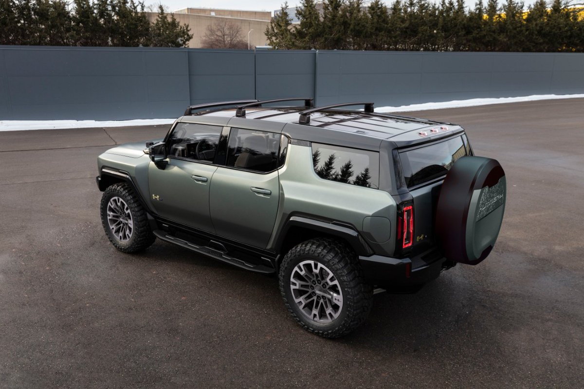 Effortless_Elec's tweet photo. GM has announced a second upcoming Hummer EV. This time it's an SUV, joining the already announced pickup truck. The SUV will include features like crab walk mode which will allow for diagonal driving to help maneuver in tight spaces.

#EV #GM #HUMMER #electriccar #SUV https://t.co/1DuddhGmcG
