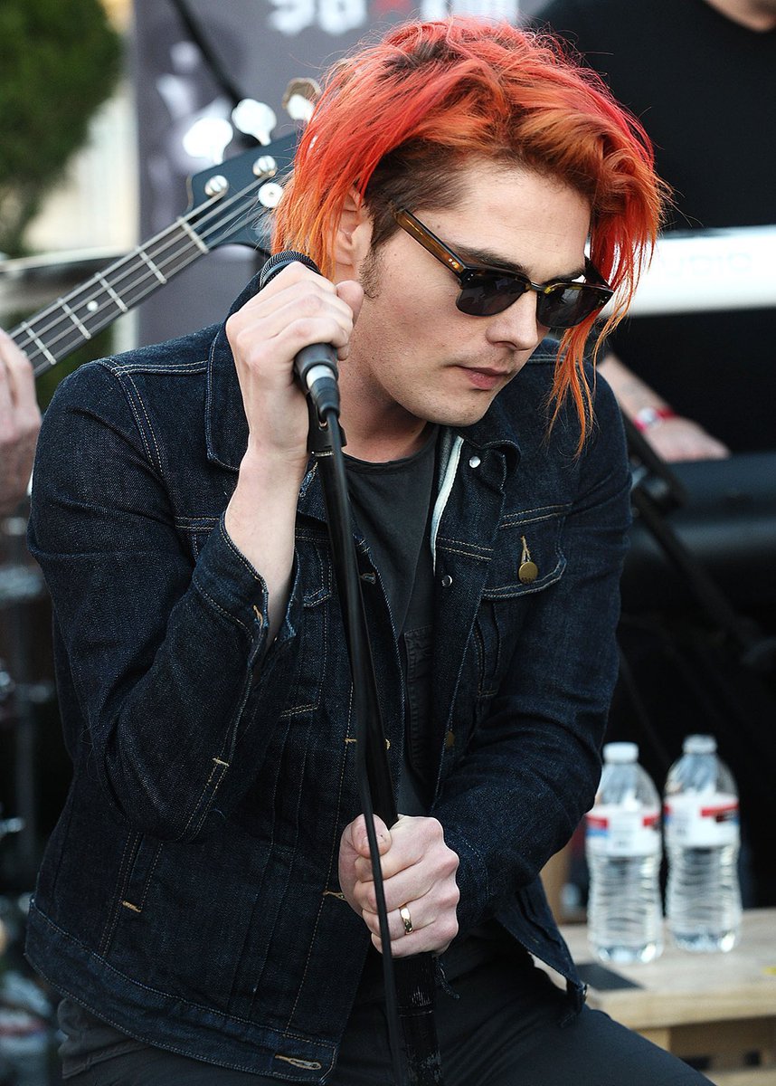 happy gerard day; have an ongoing thread of pics that make my brain go brrrrr 