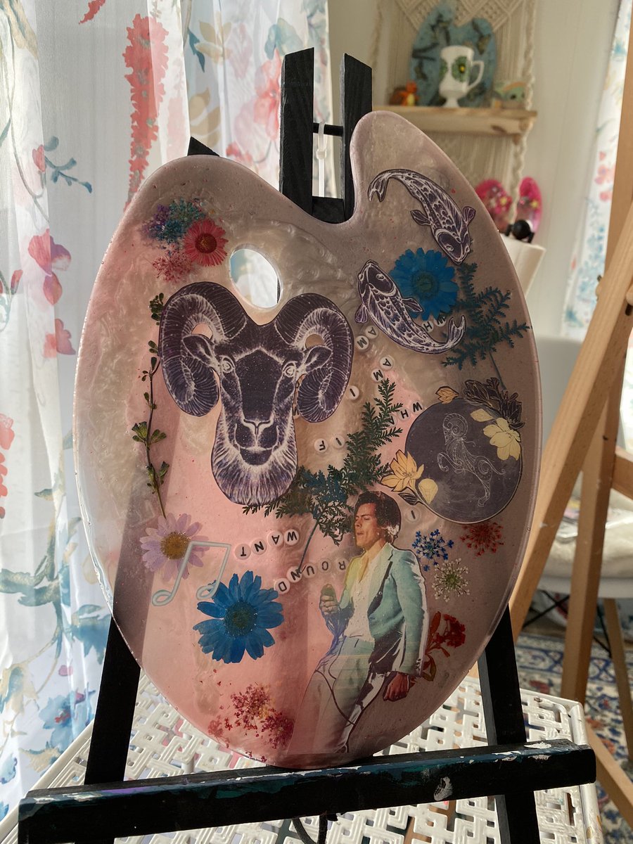 logananhorn's tweet image. Here’s Jake’s first palette! The customer ordered a palette with an Aries zodiac sign, koi fish, Harry Styles, lyrics on the back, background to look like the Cosmos, this one was CUSTOM custom. He killed it! 
💿 ♈️ 🐠 🎶 🌌 

customizedbylogan.squarespace.com/shop