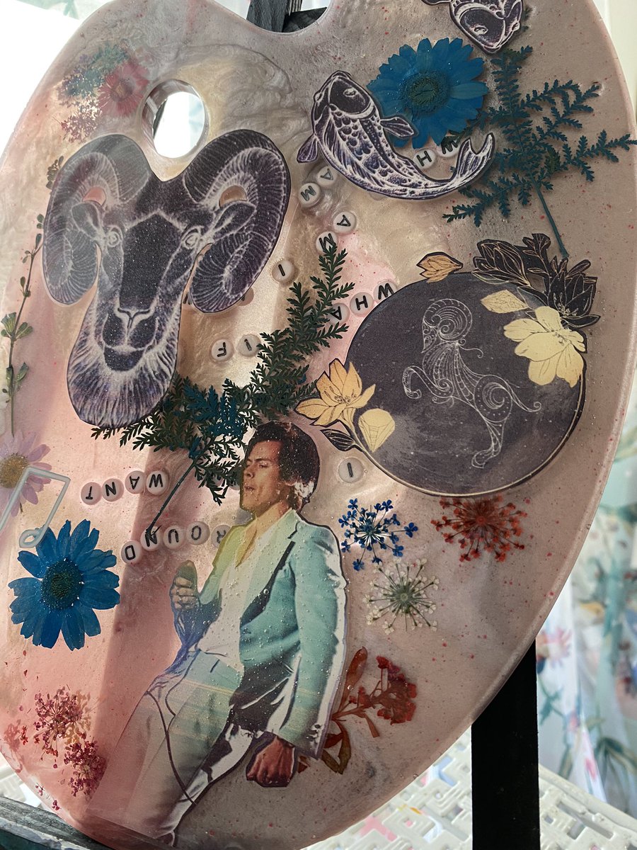 logananhorn's tweet image. Here’s Jake’s first palette! The customer ordered a palette with an Aries zodiac sign, koi fish, Harry Styles, lyrics on the back, background to look like the Cosmos, this one was CUSTOM custom. He killed it! 
💿 ♈️ 🐠 🎶 🌌 

customizedbylogan.squarespace.com/shop