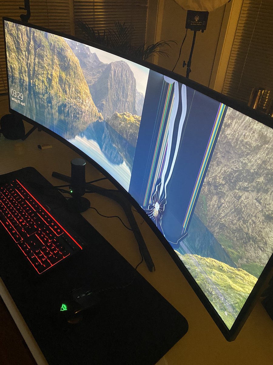 BetaEms's tweet photo. 2021 can fuck off 
Let me just cry for a while 
@SamsungNorge https://t.co/d94fDorL3q