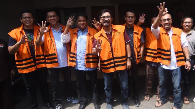 the faces of the thieves who has no shame. still laughing no regrets

Perjuangan masih panjag...

#KoruptorDilepasUlamaDitebas 
#KoruptorDilepasUlamaDitebas