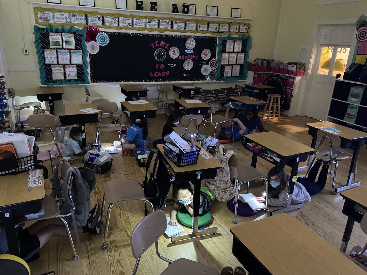 courtneyspecial's tweet image. Flashlight Friday!Making reading fun&amp;amp;a time that kids look forward to is one of my favorite parts of my career.Not everyone is born craving a book,but if you give them a taste of the right text,they can develop a craving that lasts a lifetime! ⁦@EESPrincipal⁩ #specialeclass