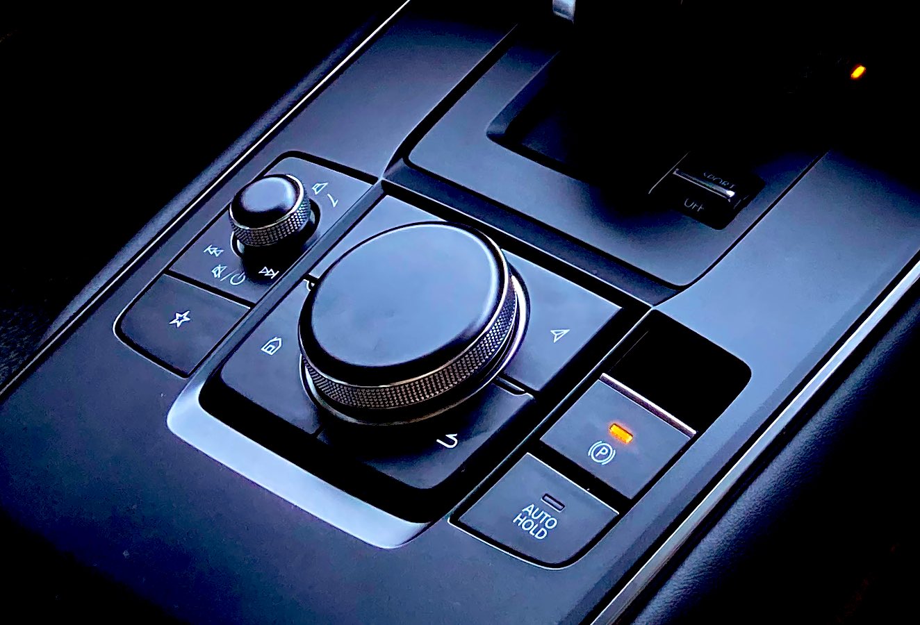 ドラヨス ワンソクtube 24万人 クルマ買う系youtuber 電動パーキングブレーキ パーキングブレーキが電動 化され オートホールド機能があれば 信号などの停止時にブレーキペダルから足を離しても停止状態が保持される オートホールドに慣れてしまうと