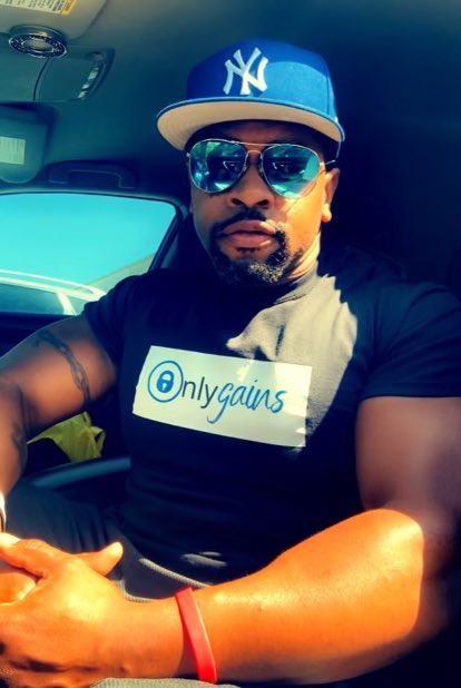 DreaDaBombCo's tweet photo. Don’t have time for onlyfans, focused on onlygains 💪🏾 checkout my merch on Etsy!!! 🔥 #customdesign #smallbusiness #creativebusiness #etsy https://t.co/NoYD6VDO6v
