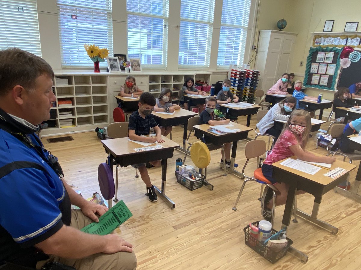 courtneyspecial's tweet image. SRO Bartle does a wonderful job keeping our kids safe&amp;amp;making connections.He loves to participate when he can,so when he checked in this morning, he wanted “in” on the lesson. Next time,he gets to take the spelling test! ⁦@EESPrincipal⁩ #specialeclass