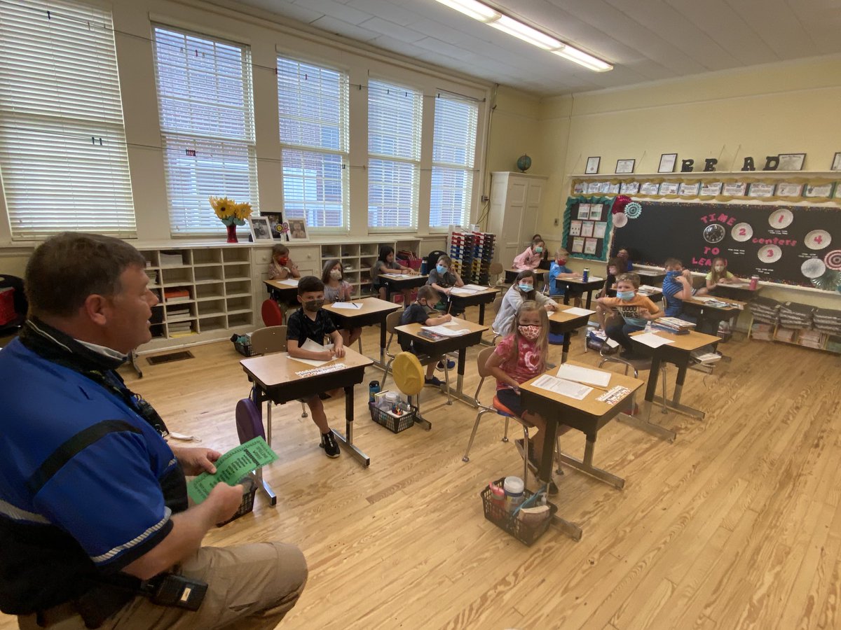 courtneyspecial's tweet image. SRO Bartle does a wonderful job keeping our kids safe&amp;amp;making connections.He loves to participate when he can,so when he checked in this morning, he wanted “in” on the lesson. Next time,he gets to take the spelling test! ⁦@EESPrincipal⁩ #specialeclass