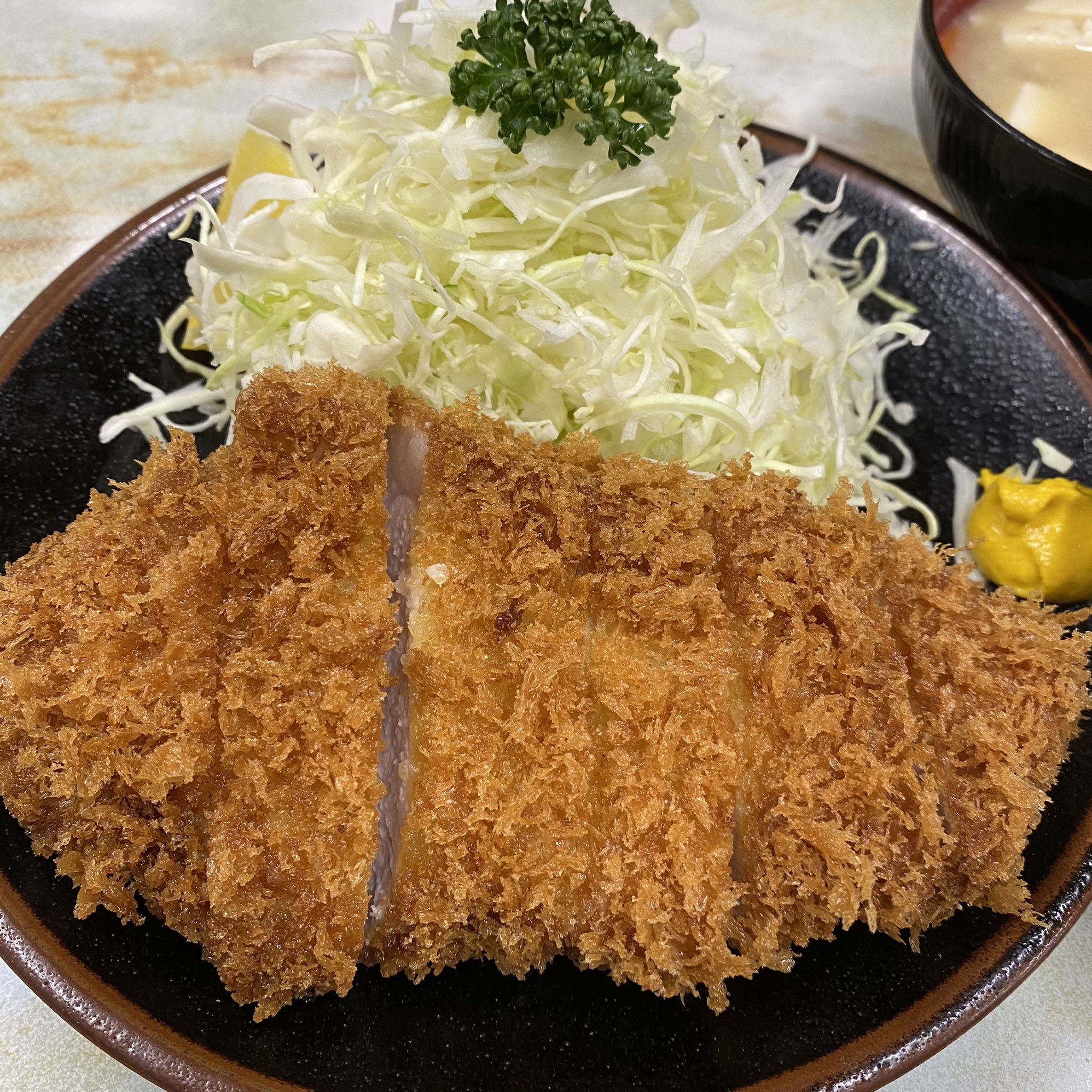 カンベヒロアキ 定食部部長グルメ お食事まるやま 東京都大田区 大森駅 ロースカツ定食 ロースカツ とんかつ 豚汁 ぶた祭り 厚めのカツ 絶妙な厚さ まるやま 食堂 カウンターのみ 昔ながらの雰囲気 ザ定食屋 他のメニューも色々と気になっ