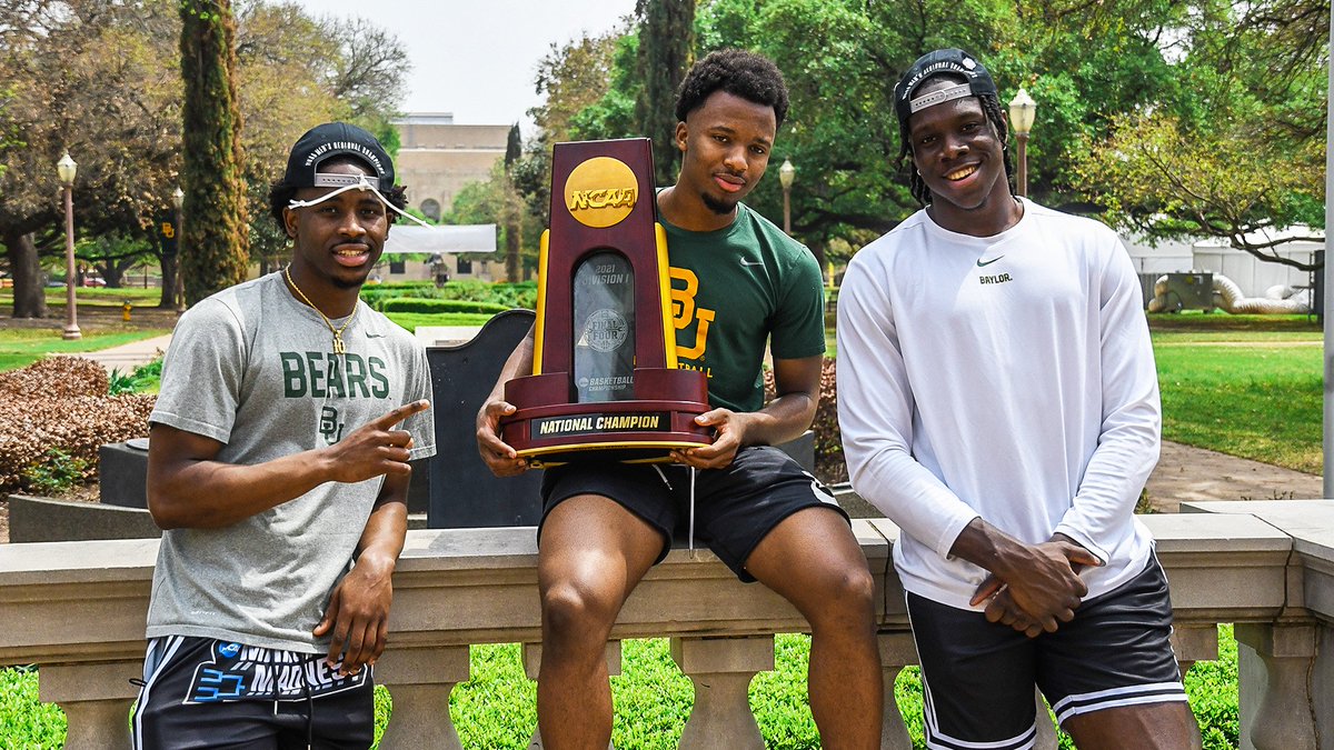 BaylorAthletics's tweet photo. 𝙏𝙧𝙤𝙥𝙝𝙮 𝙩𝙤𝙪𝙧 🏆

Did you catch @BaylorMBB on campus today with their national championship hardware? 😎

#SicEm | #NationalChampions https://t.co/1wduucqlHt