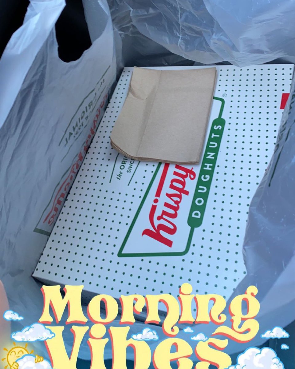 jmarks2015's tweet photo. Friday doughnuts for my co workers 🌼🌻💙💚🐊
#Donuts #Doughnuts #KrispyKreme
#GVFamily #GVHSFamily #WeAreGV #WeAreGVHS #VirtuallyUnstoppable #GatorPride #GVHS #Gators #GoGators #GreenValleyHighSchool #GreenValleyHighSchoolGators #GV #GVHSGators #GVGators #GVHSPride #GVPride https://t.co/Z0jbZF8txv