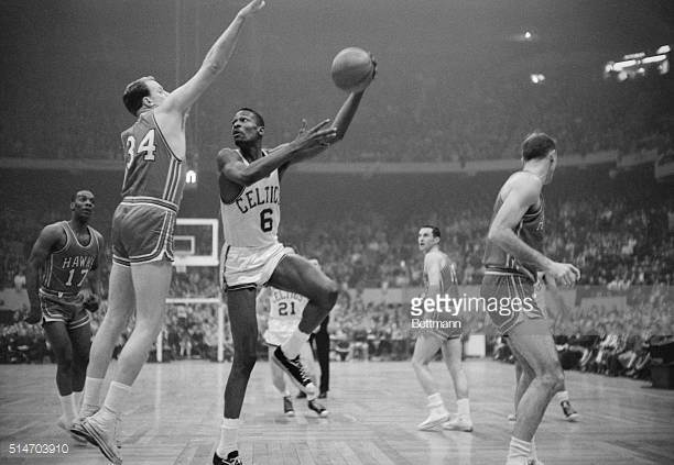 4-9-1960, the Celtics won the NBA Championship for the 2nd consecutive year #OTD. They beat the Hawks 122-103 in game 7. @RealBillRussell had 22 points & 35 rebounds. Frank Ramsey had 24 points, 13 rebounds & Bob Cousy had 14 assists. https://t.co/HOMOMVhSHl