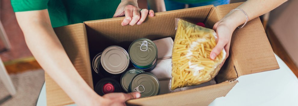 LMPositif's tweet photo. 🇫🇷 Ce samedi 10 avril, de 10h à 13h sur la place du Panthéon, la mairie de #Paris organise une distribution de denrées alimentaires. 200 étudiants pourront ainsi bénéficier d’un panier de produits variés d’environ 7 kg. https://t.co/3GSvmKnFAT