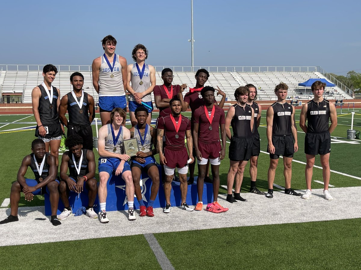 redoaktrack's tweet photo. Boys 4x400 heading to AREA🤟🏻 #HawkSpeed https://t.co/TZrICevF6A