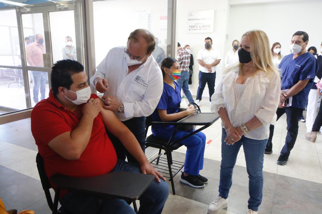 La Presidenta Honoraria del <a href="/DIFCoah/">DIF Coahuila</a> <a href="/MarcelaGorgon/">MarcelaGorgon</a> acompañó al Secretario de Salud <a href="/DrRobertoBernal/">Dr. Roberto Bernal Gómez</a> a la aplicación de la segunda dosis de la vacuna contra el #COVID19 dirigida a personal médico de diversas unidades en las instalaciones del Hospital General de #Saltillo.
