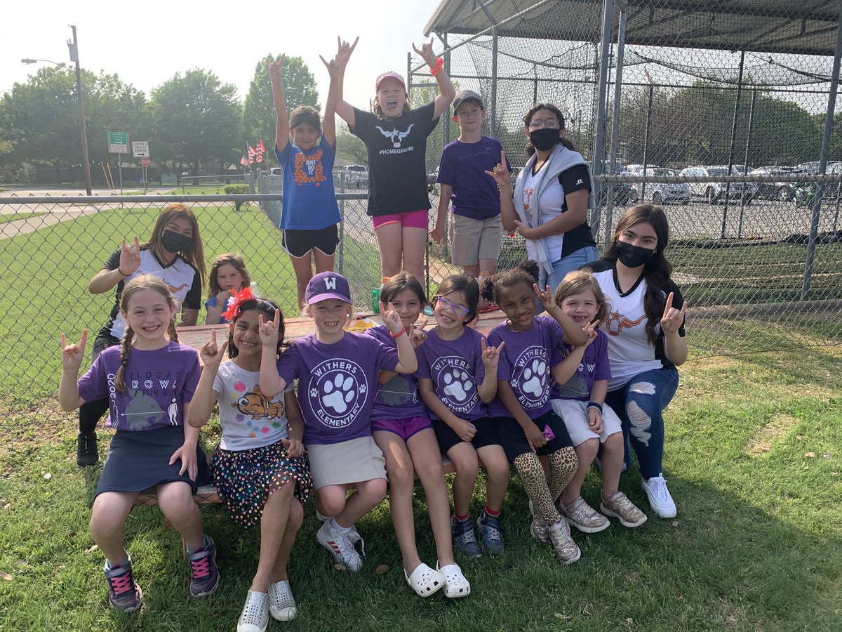 dallasathletics's tweet photo. Nothing better! @wtwhitesoftball future ballers! @DisdWithers  🥎 🥎 @TXPrepSoftball @dallasschools @WTWLonghorns #feederpatternnight https://t.co/fH72GdoXbx