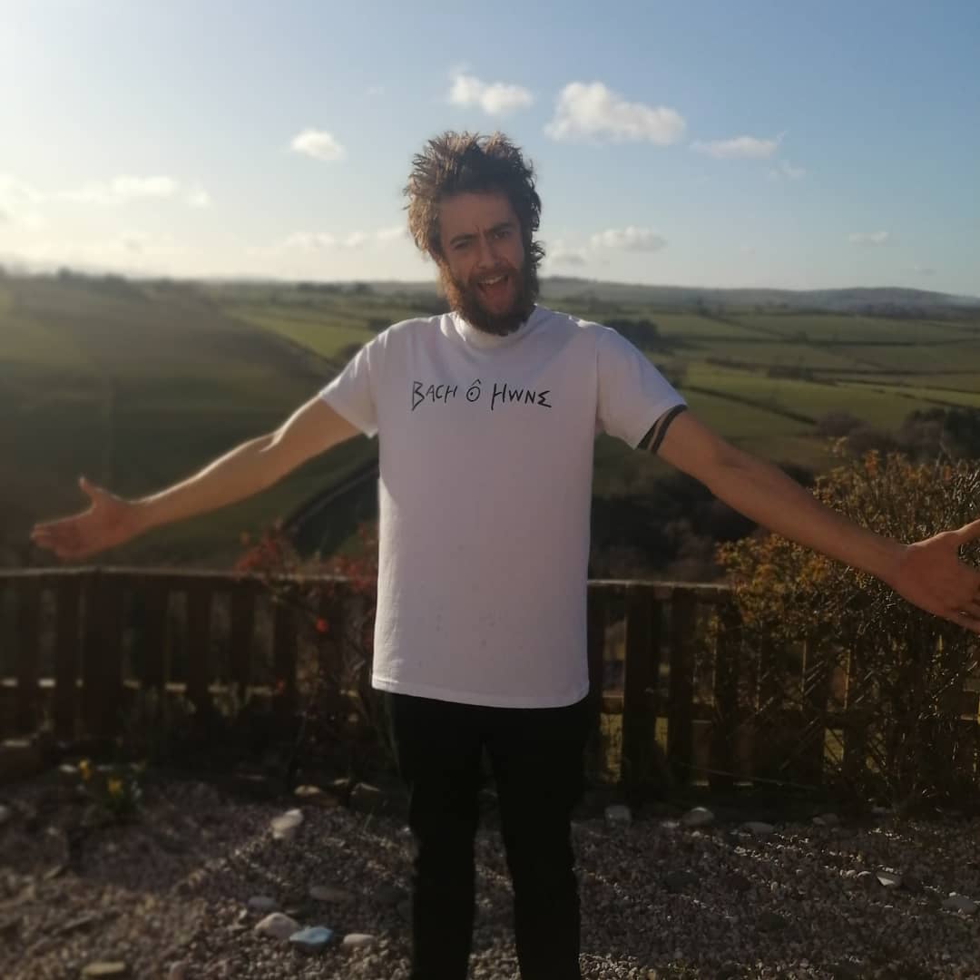 Morgan Elwy (@morganelwy) on Twitter photo Crysau T Bach O Hwne wedi cyredd, edrych yn dda ar y creaduriaid yma! 😅
Diolch i bawb sydd wedi archebu un, byddan nhw hefo chi cyn bo hir!
Link yn y bio i pre ordero ar gyfer y lot nesaf ✌️❤️
<a href="/maredwilliams97/">Mared Williams</a> <a href="/mali3lwy/">Mali Elwy</a> <a href="/JacobElwy/">Jacob Elwy Williams</a> <a href="/BrynRockio/">BrynRock</a> Crysau T Bach O Hwne wedi cyredd, edrych yn dda ar y creaduriaid yma! 😅
Diolch i bawb sydd wedi archebu un, byddan nhw hefo chi cyn bo hir!
Link yn y bio i pre ordero ar gyfer y lot nesaf ✌️❤️
<a href="/maredwilliams97/">Mared Williams</a> <a href="/mali3lwy/">Mali Elwy</a> <a href="/JacobElwy/">Jacob Elwy Williams</a> <a href="/BrynRockio/">BrynRock</a>
