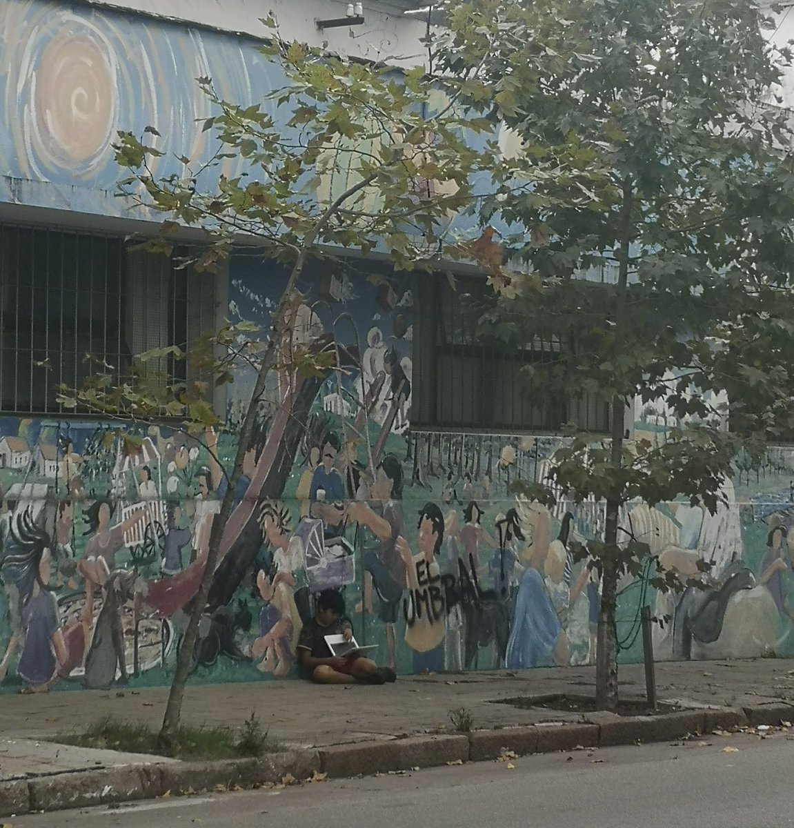 Montevideo 9 de abril del 2021.
Un niño solito afuera de una escuela agarrando wifi. Que nadie se olvide.