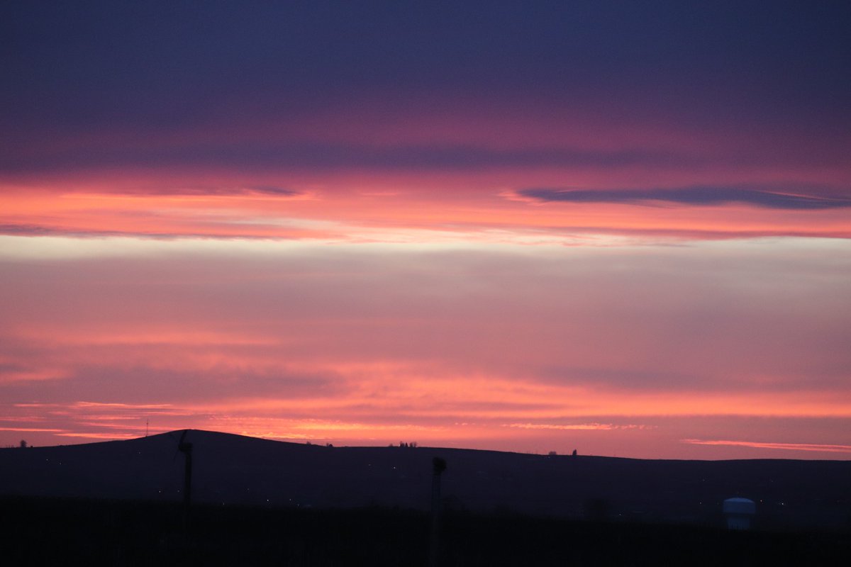 An overview of our whirlwind trip to 15 WA wineries in 3 days! And those sunsets!
writeforwine.com/wa-wine-countr…
<a href="/CaprioCellars/">Caprio Cellars</a> <a href="/lecole41/">L'Ecole No 41</a> <a href="/Saviah/">Saviah Cellars</a> <a href="/FidelitasWines/">Fidelitas Wines</a> 
<a href="/upchurchwine/">Upchurch Vineyard</a> <a href="/vapianoestate/">Justin Wylie</a> @prospicewines <a href="/rasavineyards/">Rasa Vineyards</a> <a href="/WWValleyWine/">Walla Walla Valley Wine</a> <a href="/Wa_State_Wine/">Washington Wine</a> <a href="/owenbargreen/">Owen Bargreen</a> <a href="/vino_sphere/">Vino-Sphere</a>