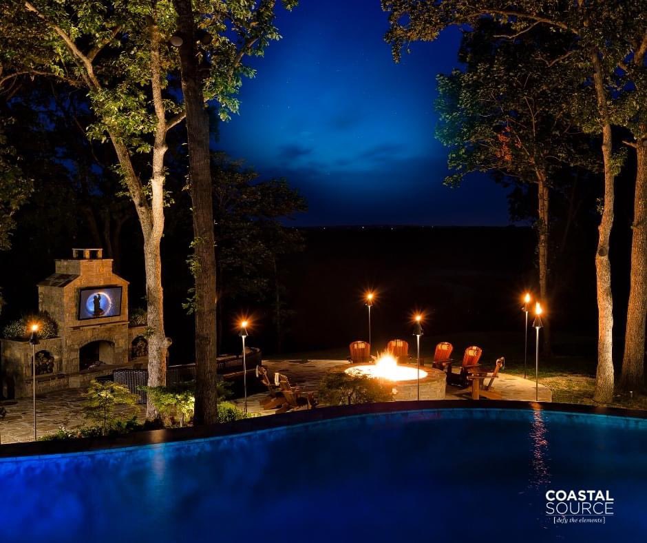 Friday night lights, Coastal Source style. 💡 🔥 🌙 

#outdoorlighting #tiki #coastalsource #coastalsourcelighting #fridaynightlights #tgif