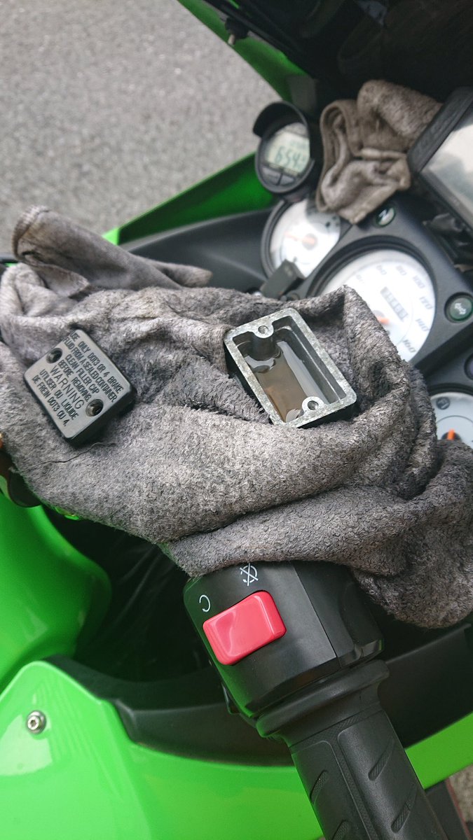wam5121's tweet photo. #バイク乗りとして軽く自己紹介 
#バイク整備
チェーン交換も下準備していたから 早く終わったから 今度はブレーキフールド交換しました 外から見たら未だ大丈夫かな？と思ってたけど以外と劣化して オシッコみたいな色してましたwww https://t.co/LP8SX1gr06