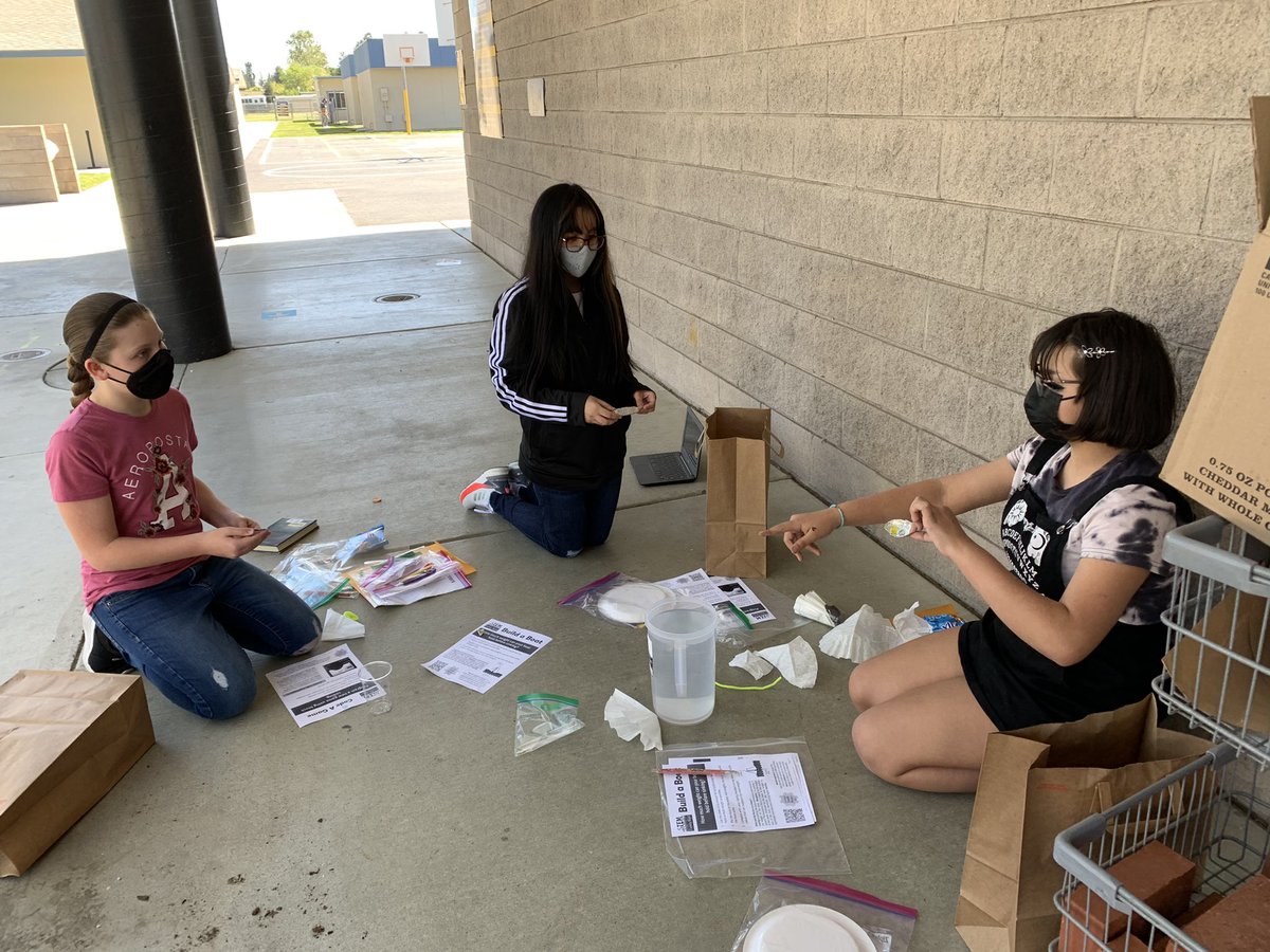 What a STEAMtastic AR party! A BIG thank you to our FABULOUS Classified Staff lead by <a href="/ArtLinwood/">LinwoodArt</a> and <a href="/KatrinaEddy/">Katrina Eddy 📚🧶</a> for the many hours you spent planning and preparing ALL the materials! The kids LOVED it! <a href="/APBishop89/">Andrew Bishop Ed.D.</a> <a href="/cates_julie/">Julie Cates🍊🍋🐄</a> #LinwoodLeads