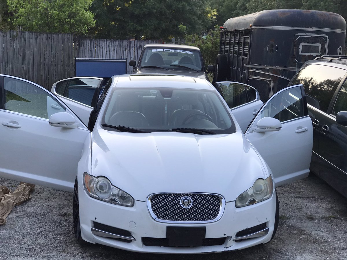 Pharaoh_Detail's tweet photo. Before and after picture of the outside of @IAM_AncestoRise car. Did a wash and wax on the car then wiped the windows and mirrors down 🚗 https://t.co/A6cqfkwVY6
