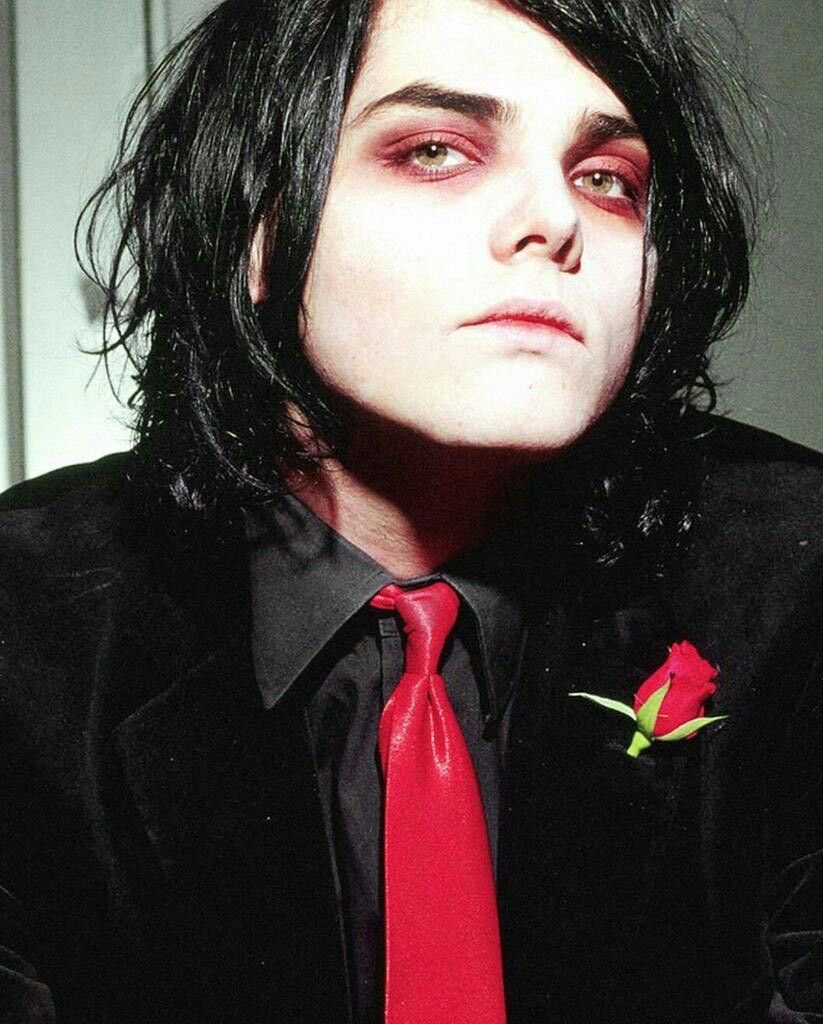 happy gerard day; have an ongoing thread of pics that make my brain go brrrrr 