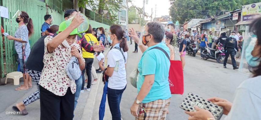 newswatchplusph's tweet photo. LOOK: Residents of Barangay Batasan Hills in Quezon City line up early at a school to receive financial assistance provided by the government amid the new round of ECQ in the Greater Manila area https://t.co/H0Qo5nWoGM

📸 Eric Bastillador, Fred Esponilla/CNN Philippines https://t.co/t5MJyKT4Zy