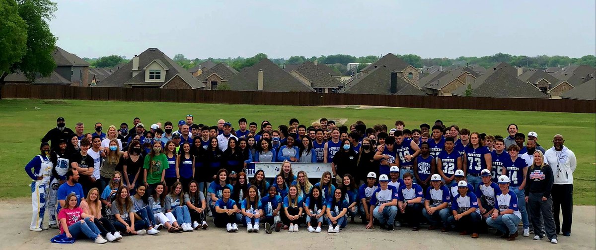 BoswellBandGold's tweet photo. Our @BOSDrumMajors & Captains were invited to sign the final I-beam to be lifted into @BoswellHS's brand new stadium press box today! Becoming part of our school's history as we look to our future! #OneBosOneTeam #BosFamily #PioneerPride https://t.co/4LjJNYKSnv